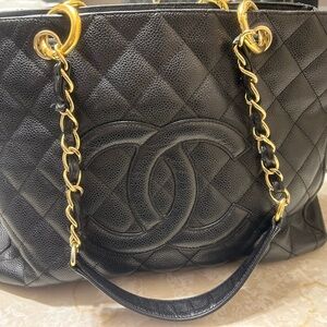 Chanel Black Quilted Shoulder Bag with Gold Chain
